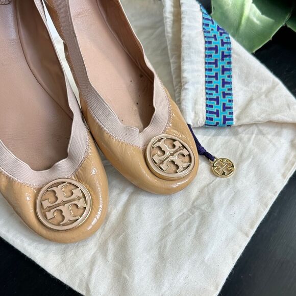 Tory Burch shoes Tan Patent Leather Ballet Flats Women’s Size 9 Logo Medallion - Picture 1 of 7